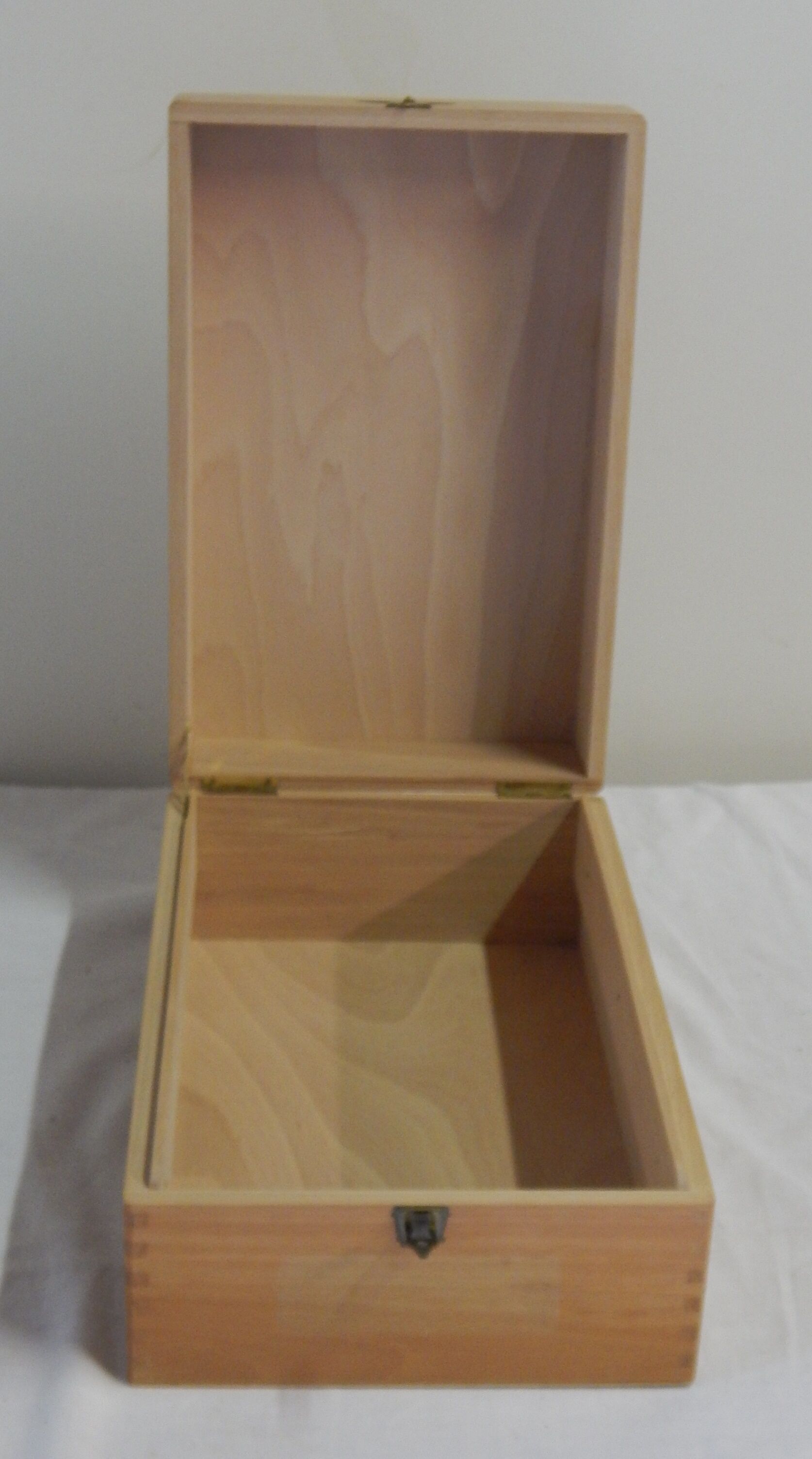 Boite en bois verni