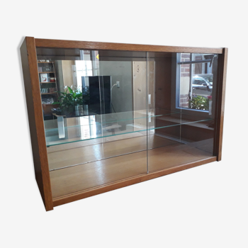 Wall display case in vintage oak veneer