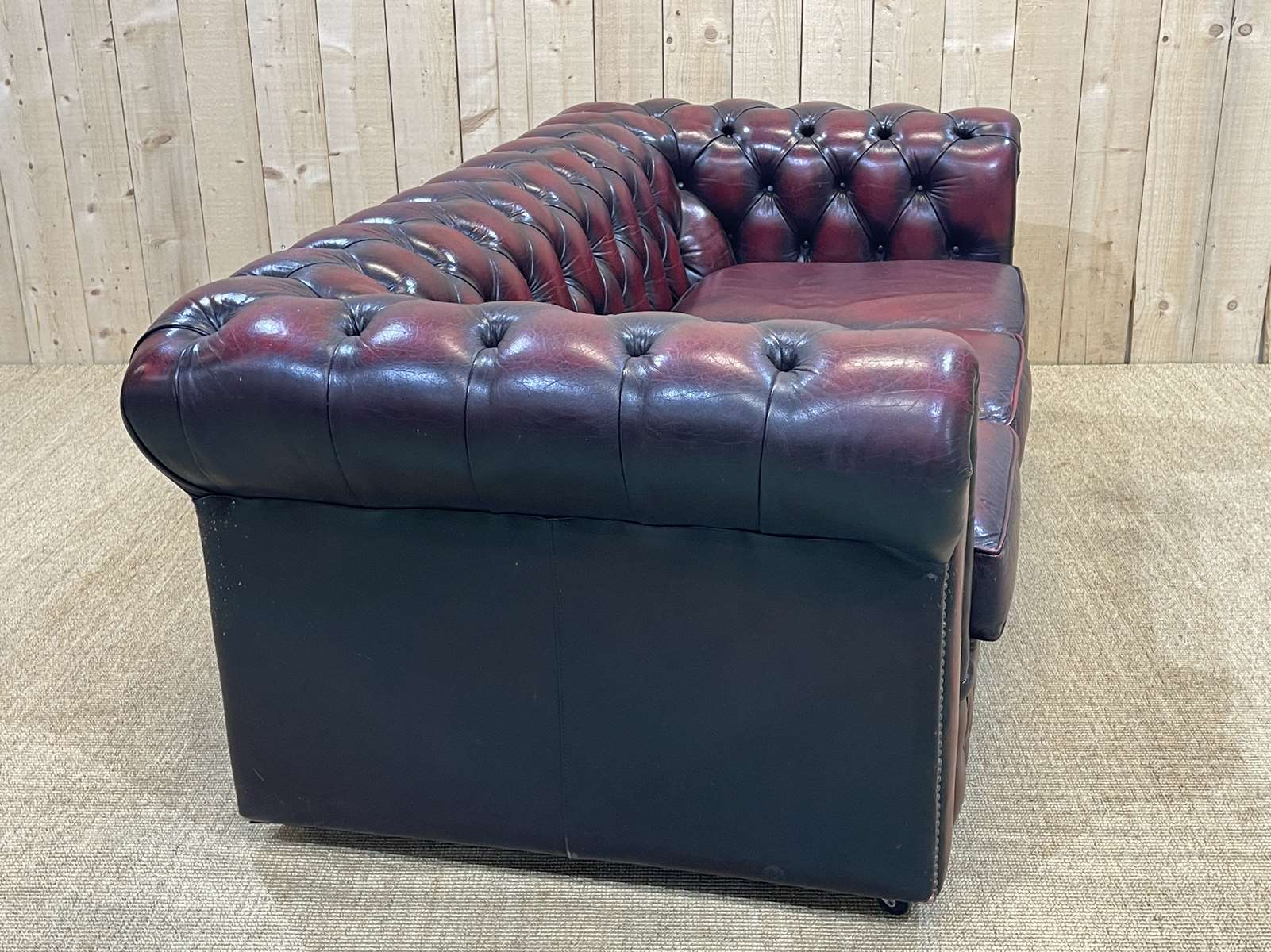 Chesterfield sofa in red leather 3 places from the 70s