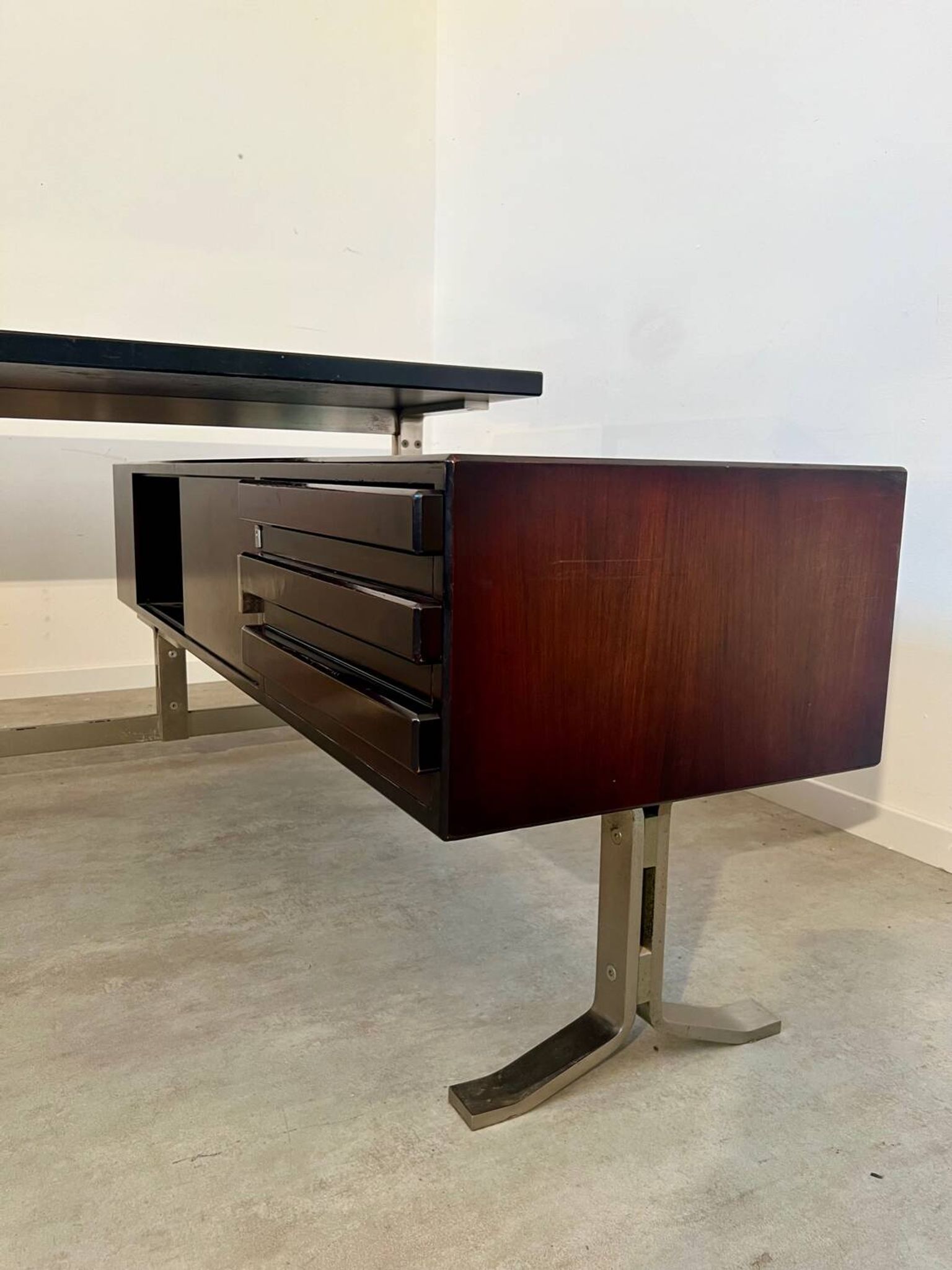 Vintage president corner desk in rosewood design by Gianni Moscatelli vintage