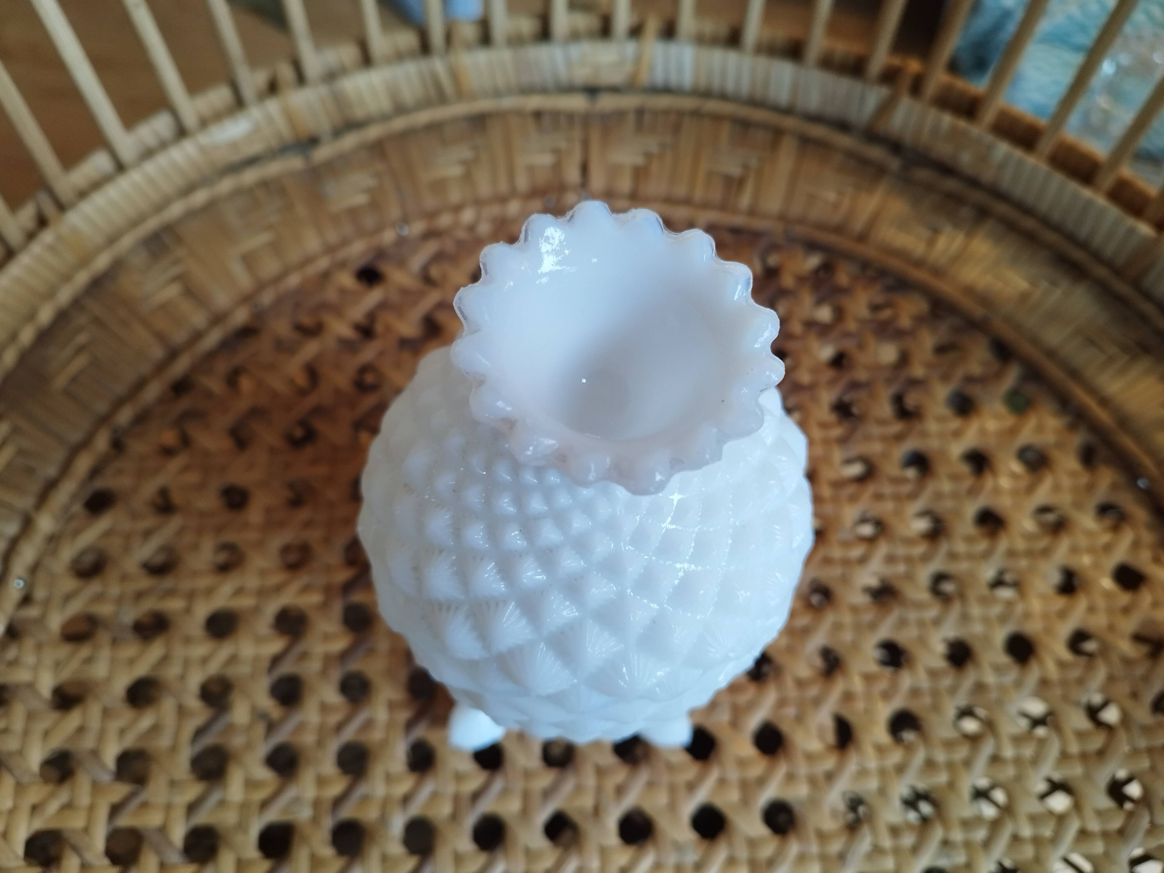 Bonbonnière, pineapple sugar bowl in white opaline.