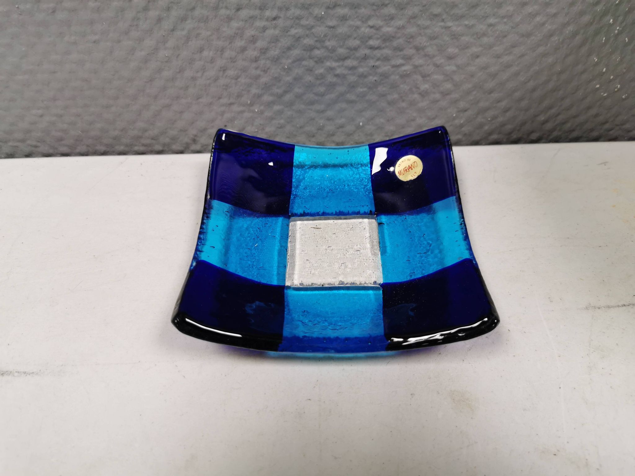 Petit bol/plat en verre de Murano de différentes nuances de bleu.
