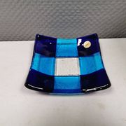 Petit bol/plat en verre de Murano de différentes nuances de bleu.