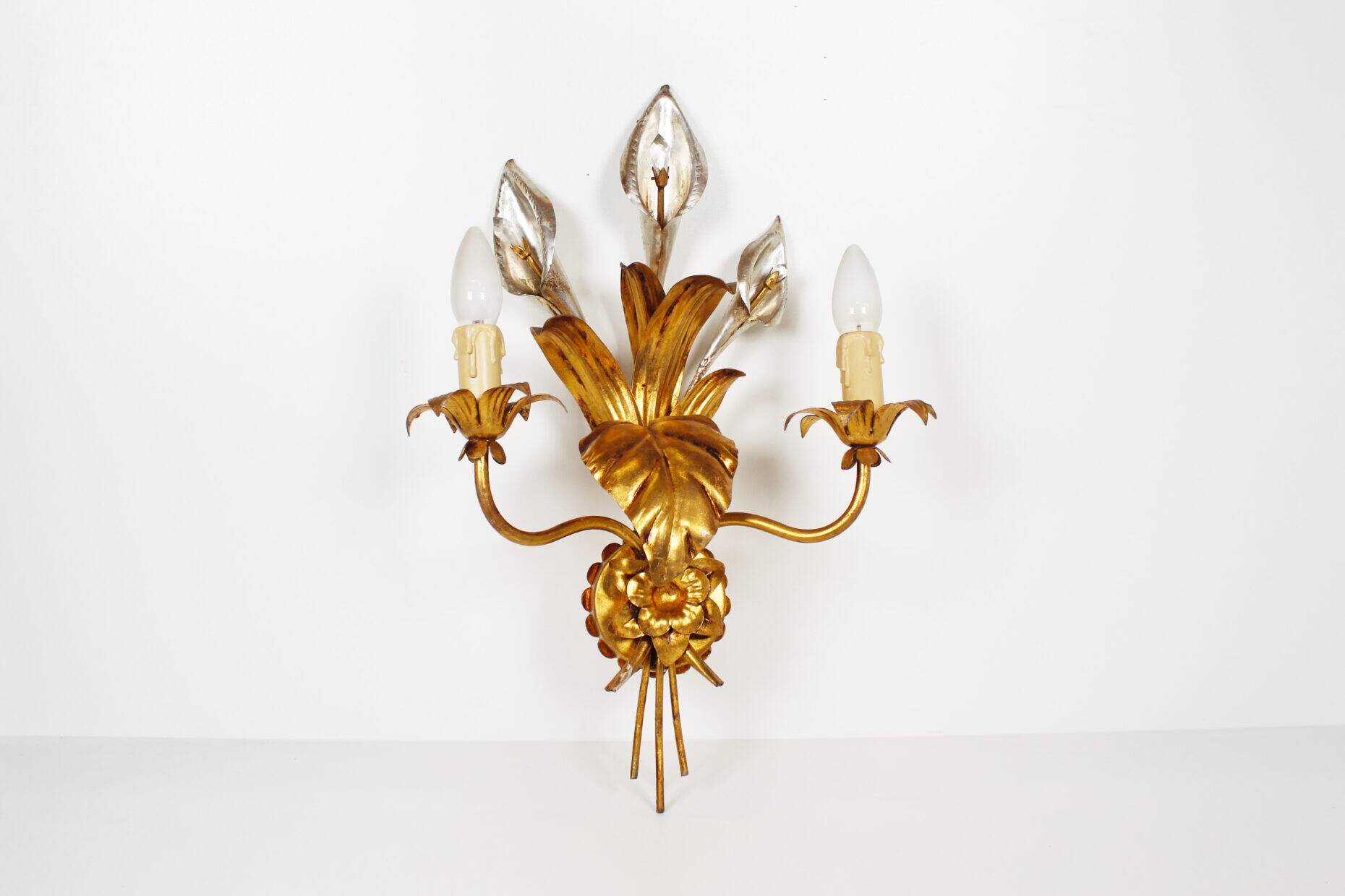 Single large 1960s Italian gilt 'Callas' leaf sconce by Hans Kögl