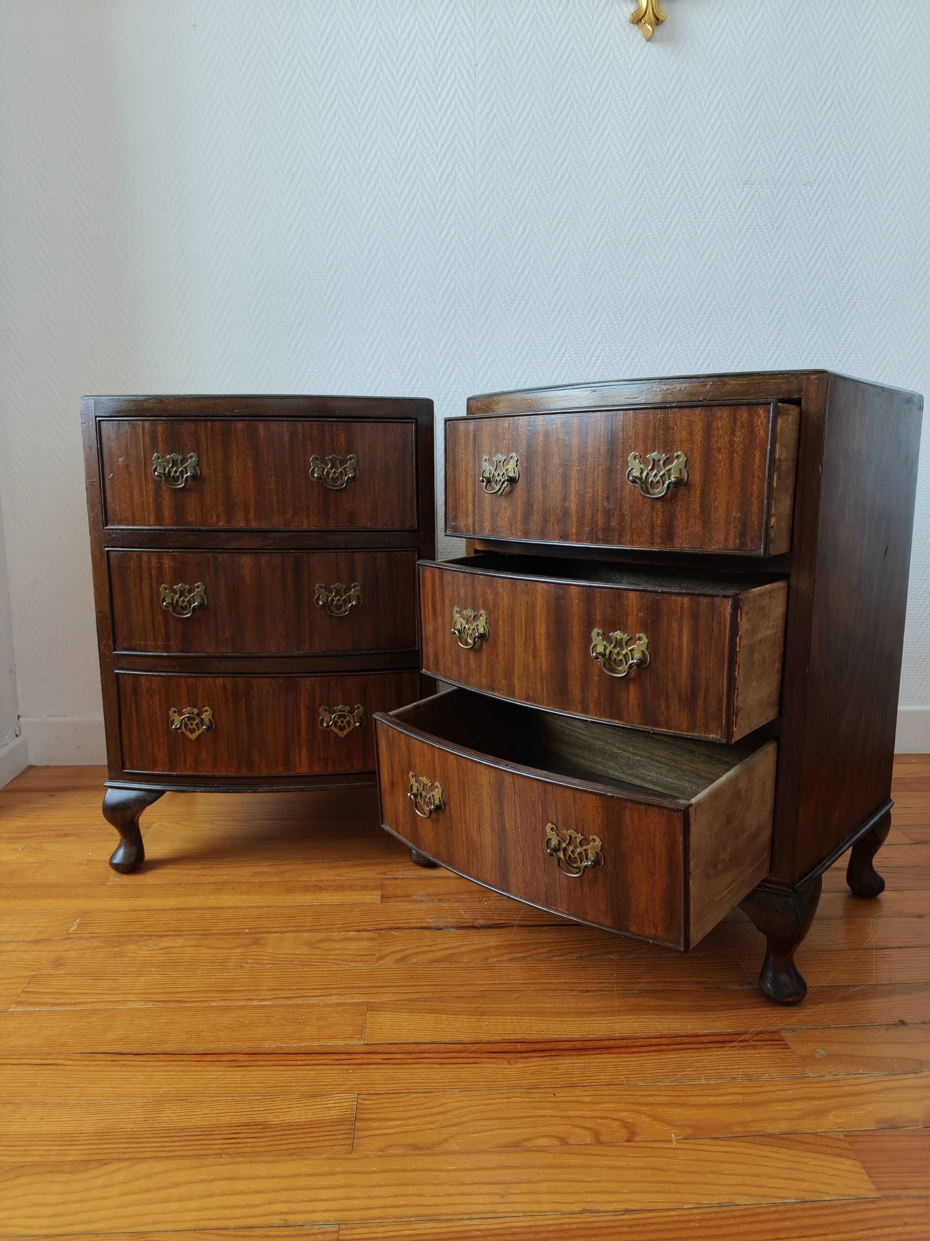 Paire de petites commodes anglaises style Queen Anne – années 1950