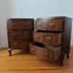 Paire de petites commodes anglaises style Queen Anne – années 1950