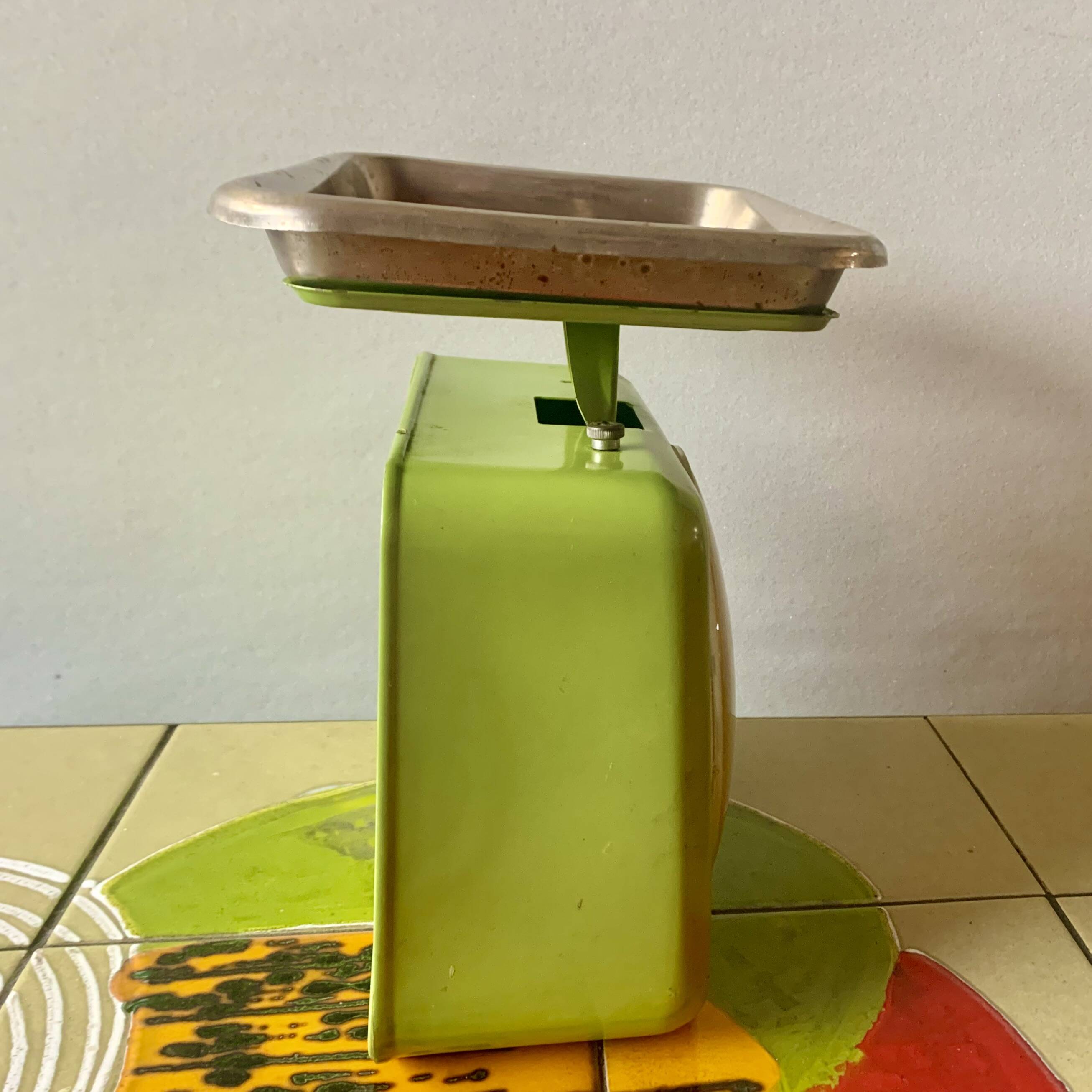 Stube vintage household scale in green enameled metal - Force 10