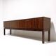 Enfilade scandinave basse en palissandre  C.1960