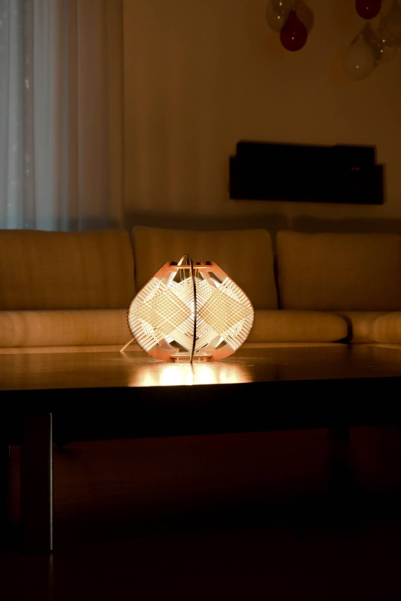 Lampe de table en bois tissé – Sora M – D32 cm – 42 couleurs
