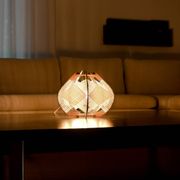 Lampe de table en bois tissé – Sora M – D32 cm – 42 couleurs