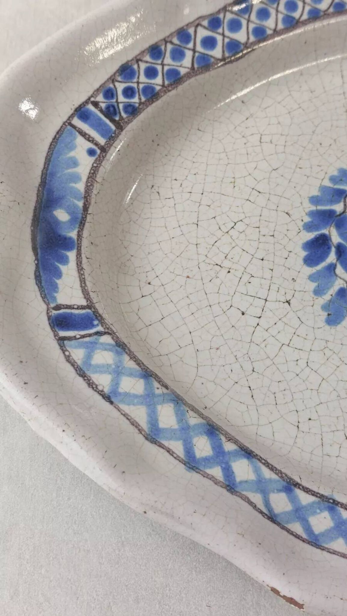 Ancien plat, en céramique, Forges les Eaux / cul noir, fin XIXème