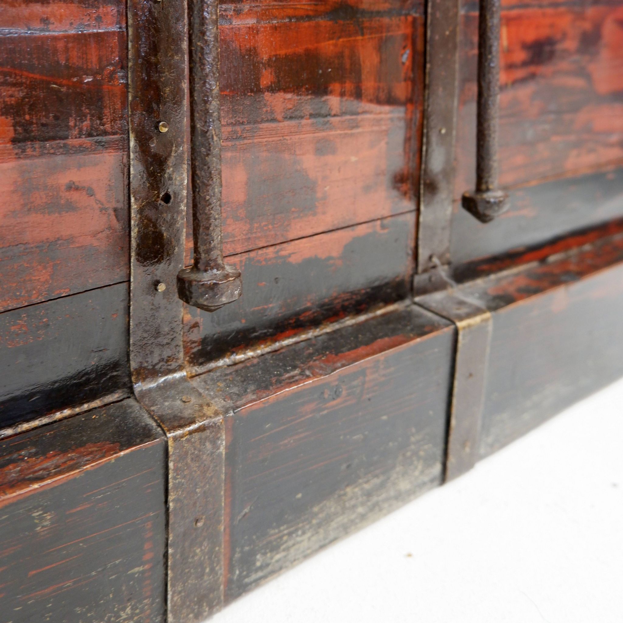 Coffre japonais ancien en bois et en fer
