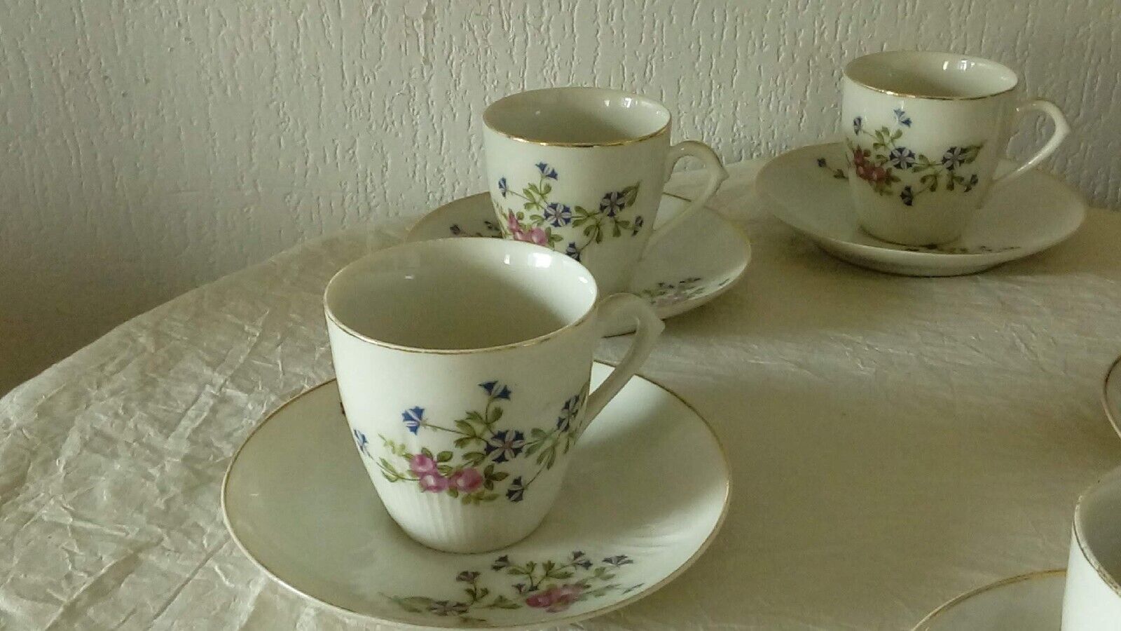 Tasses a cafe en porcelaine decor au barbeau