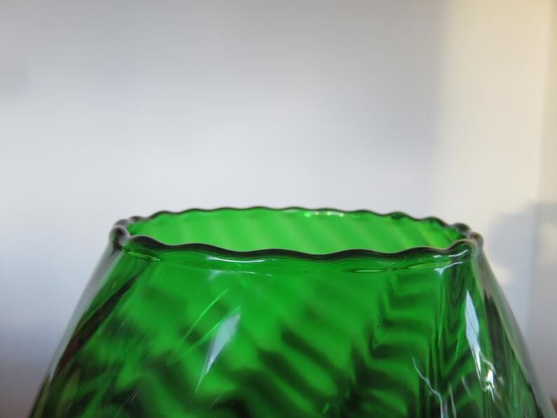 Vase Italy en verre vert texturé années 60 70 Selency