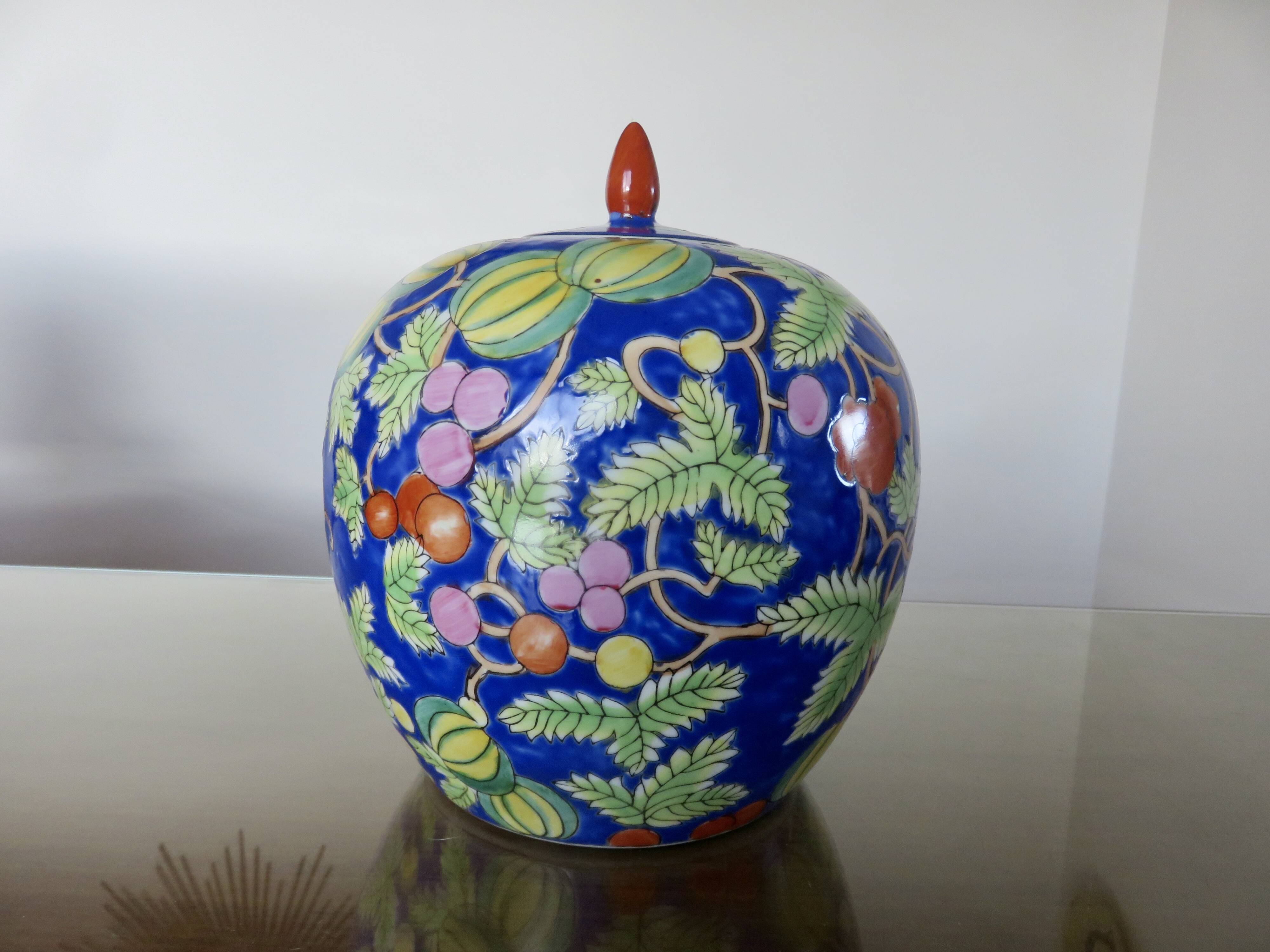 Large Chinese ginger jar in porcelain from the early 20th century.
