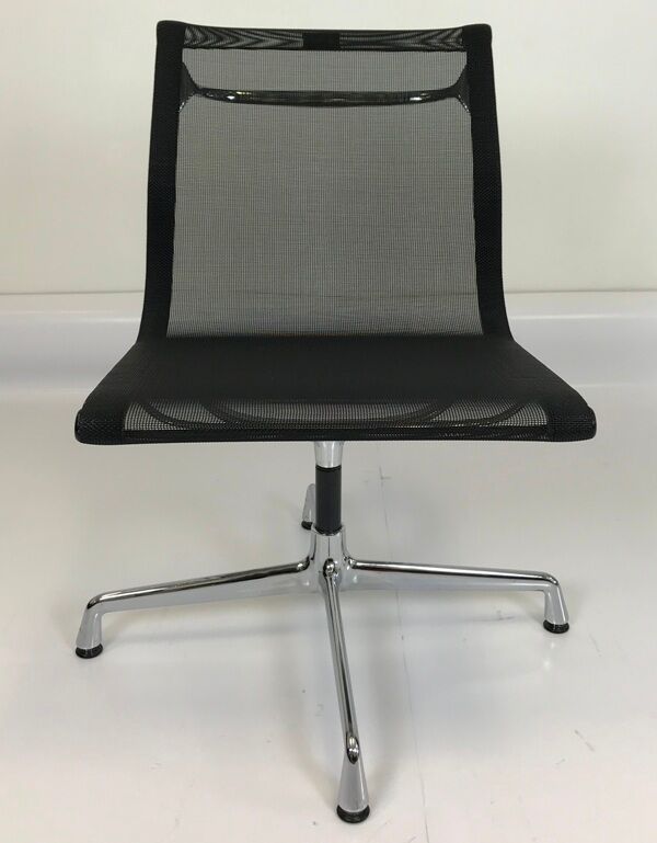 Chaise EA 107 par Charles et Ray Eames pour Vitra