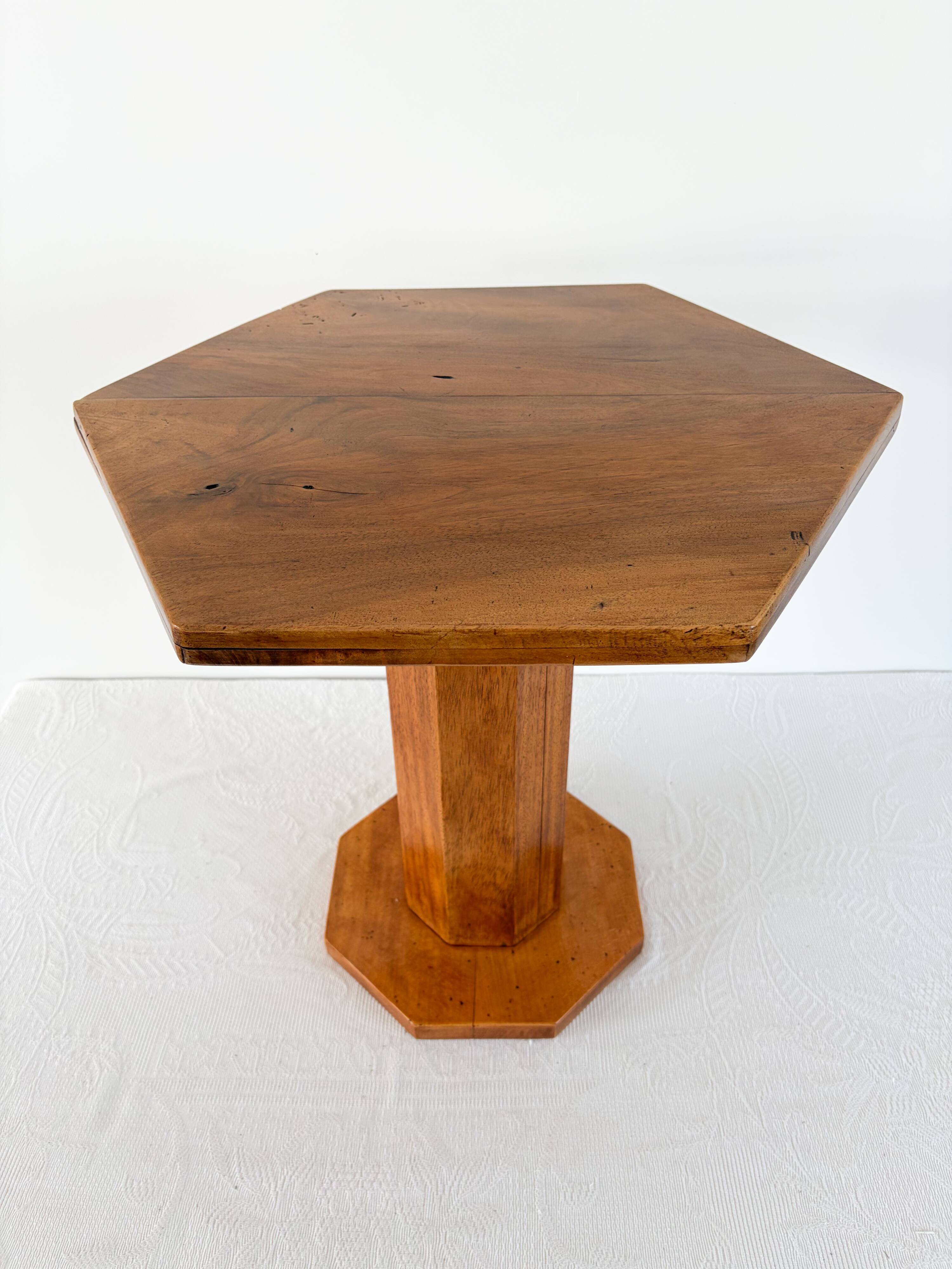 Art Deco guéridon from the 1930s in walnut and oak.