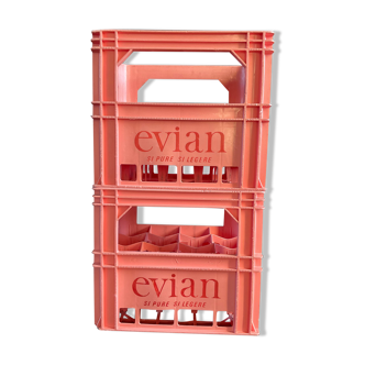 Caisse à bouteilles Évian rose
