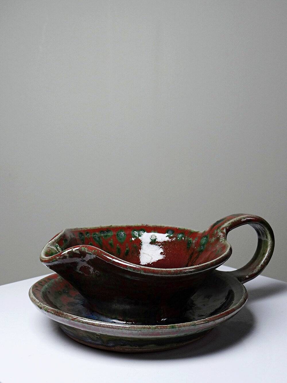 Glazed stoneware sauce boat Fontgombault, red and green, vintage 1960-1970.