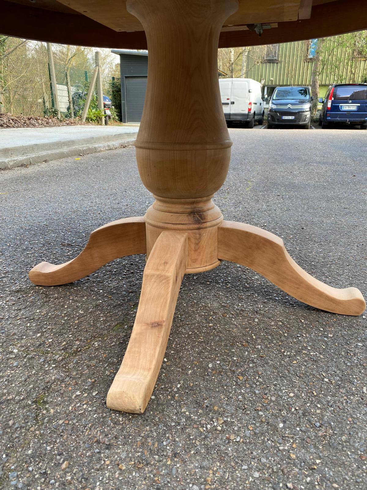 Extendable round dining table with central leg, renovated in raw oak, 210cm