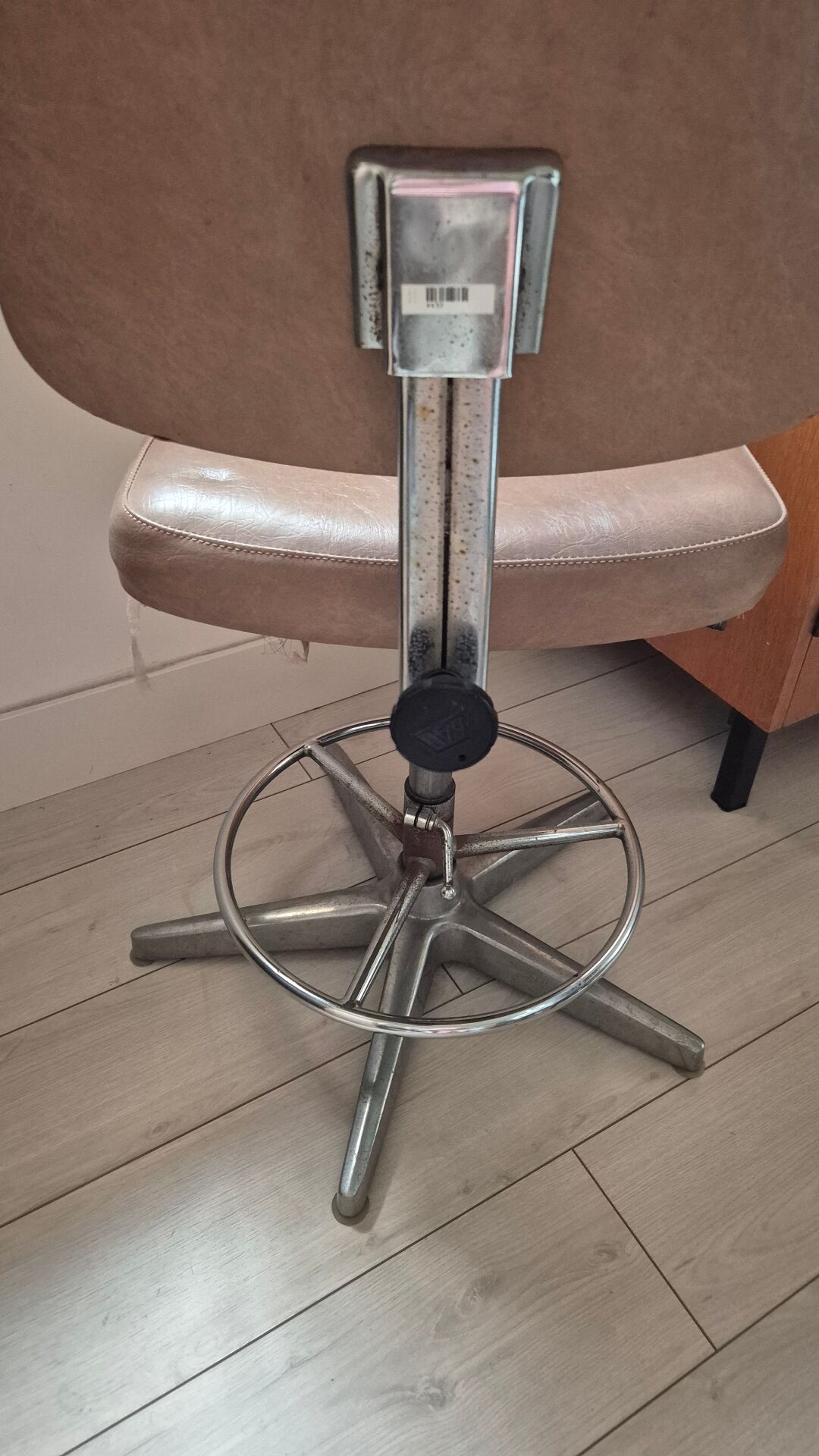 Laboratory chair