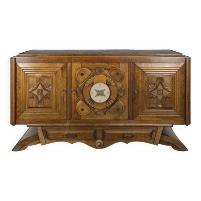 Buffet Art Déco en chêne sculpté à médaillon de marbre dans le goût de Charles Dudouyt