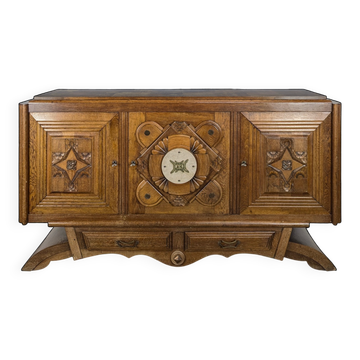 Buffet Art Déco en chêne sculpté à médaillon de marbre dans le goût de Charles Dudouyt