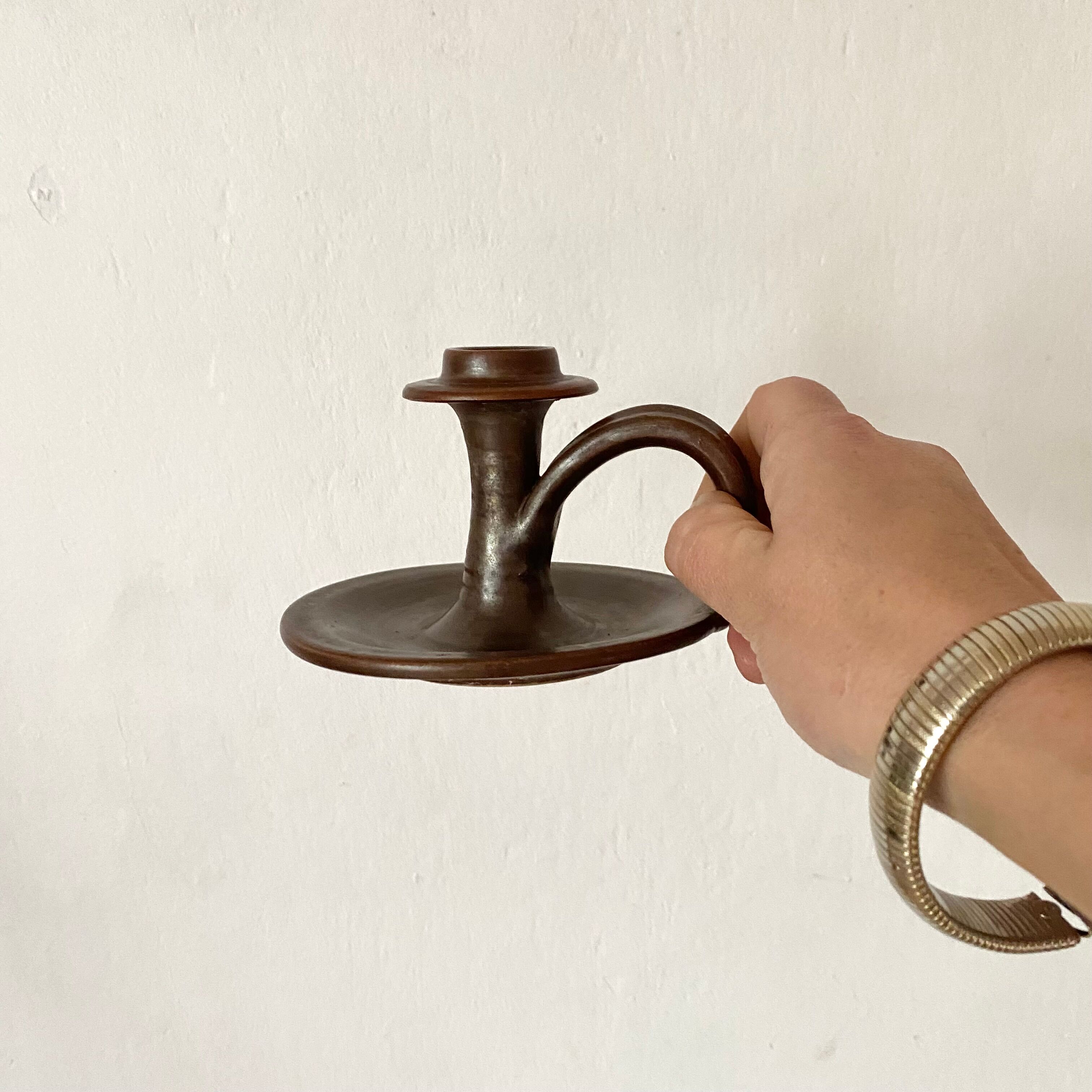 Sandstone thumb holder