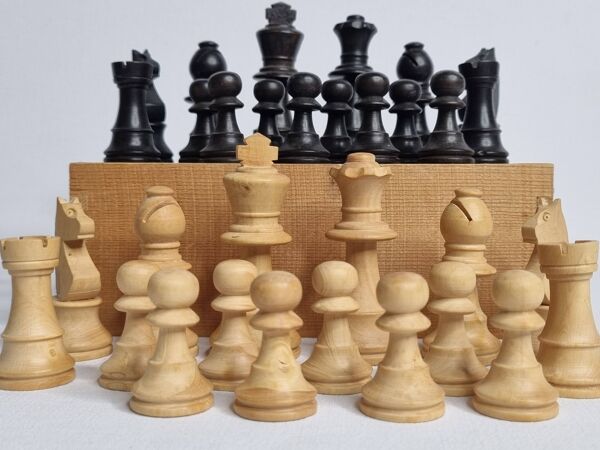 Ancien jeu d'échecs design Staunton – Pièces en bois tourné (Roi 7 cm)