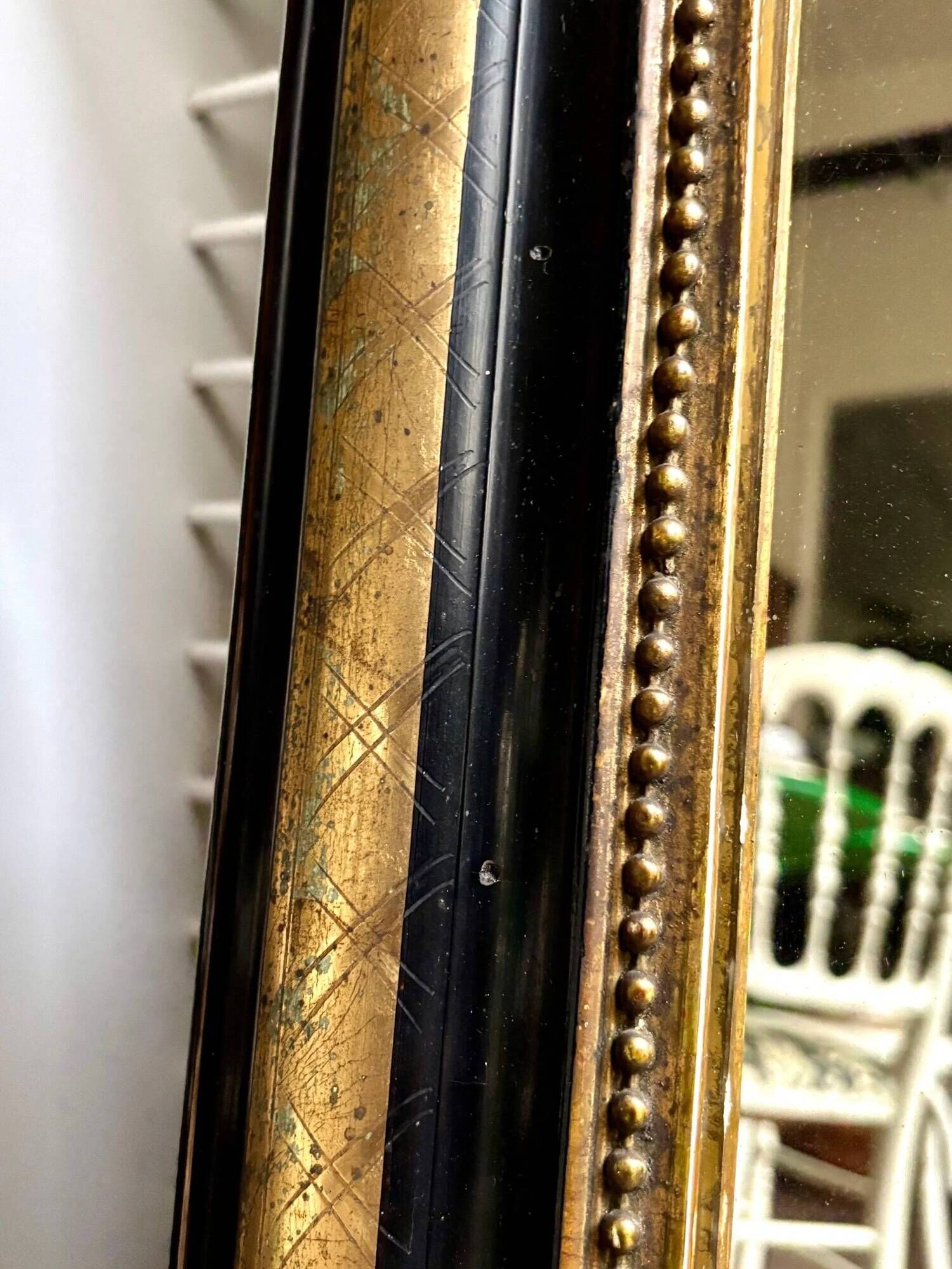 Miroir classique en bois et stuc noir et doré 85 x 63 cm