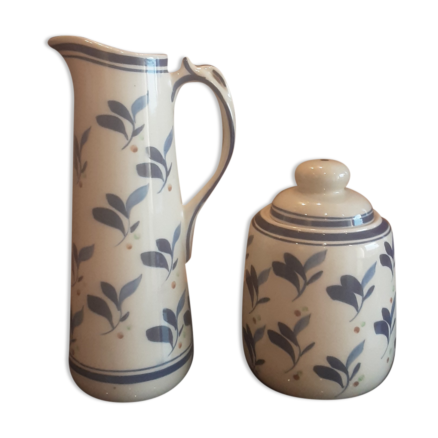 Lot decanter and cracked earthenware pot