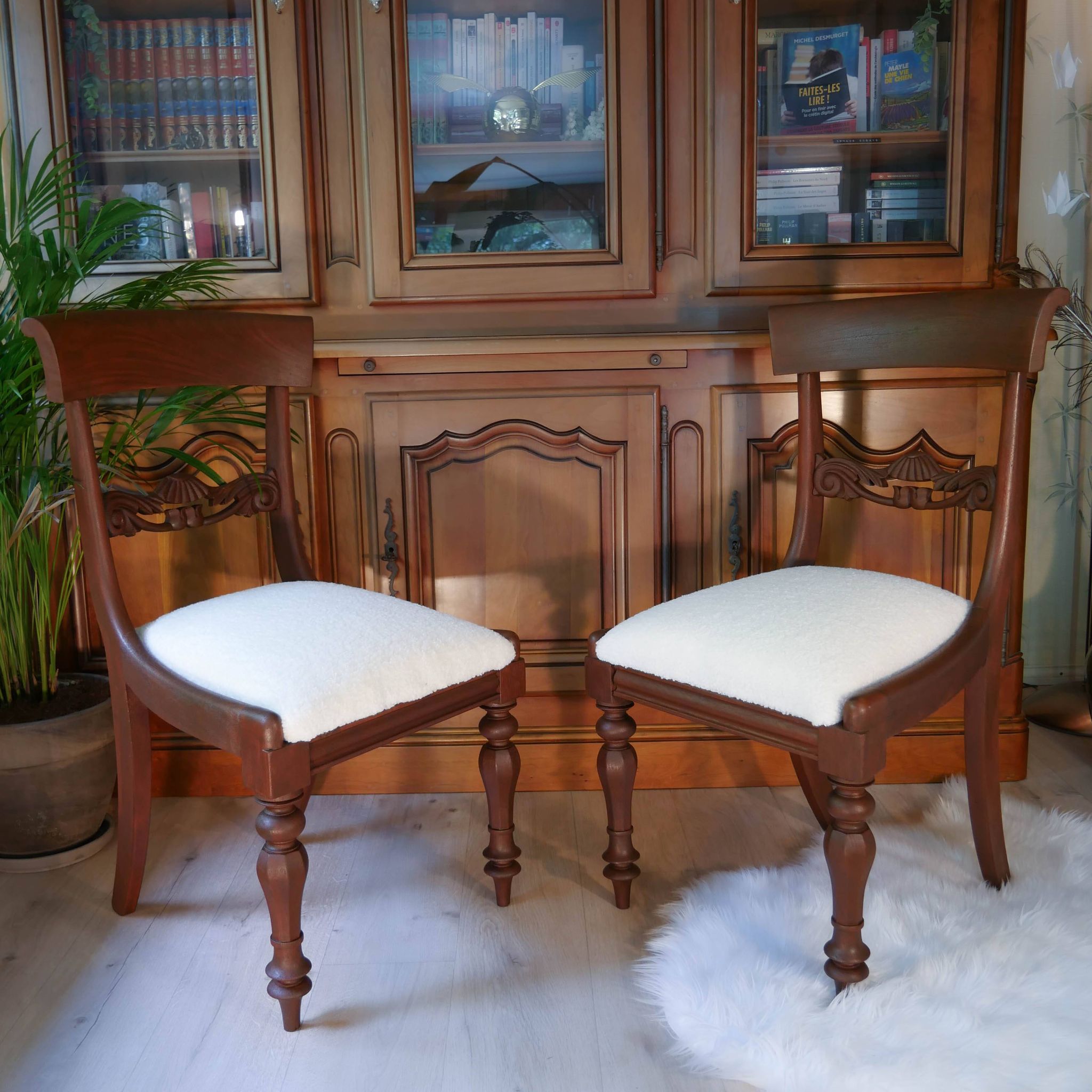 Paire de chaises anglaise style régence, tissu bouclette blanc