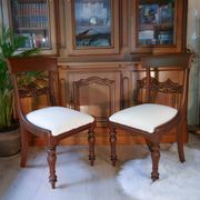 Paire de chaises anglaise style régence, tissu bouclette blanc