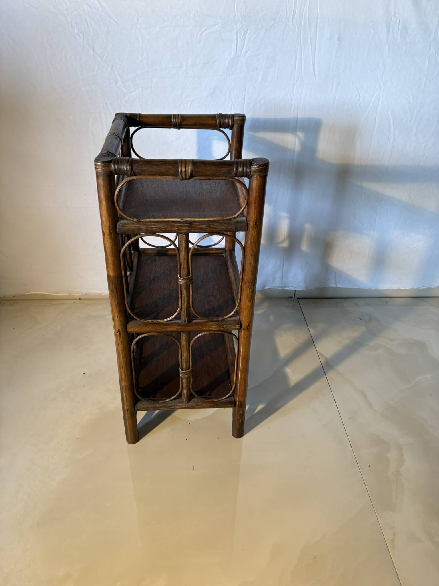 Étagère vintage en rotin et bois foncé à trois niveaux