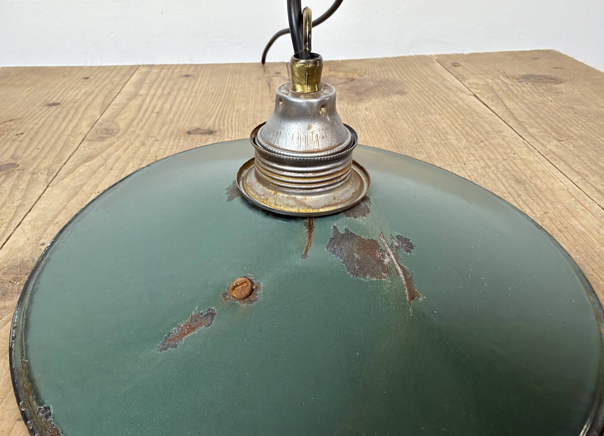 Lumière émaillée verte industrielle, années 1950