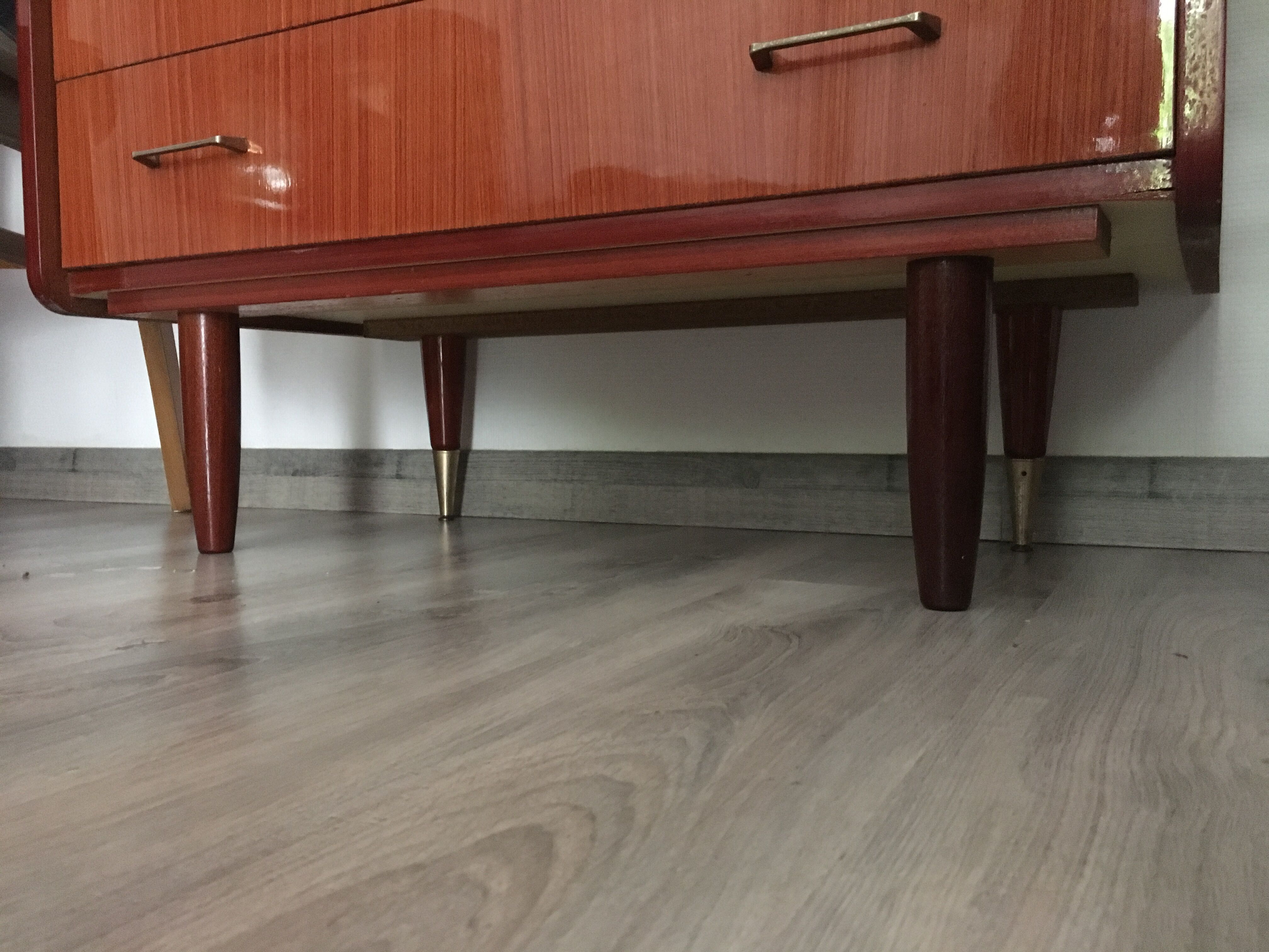 Commode vintage à pieds aiguilles