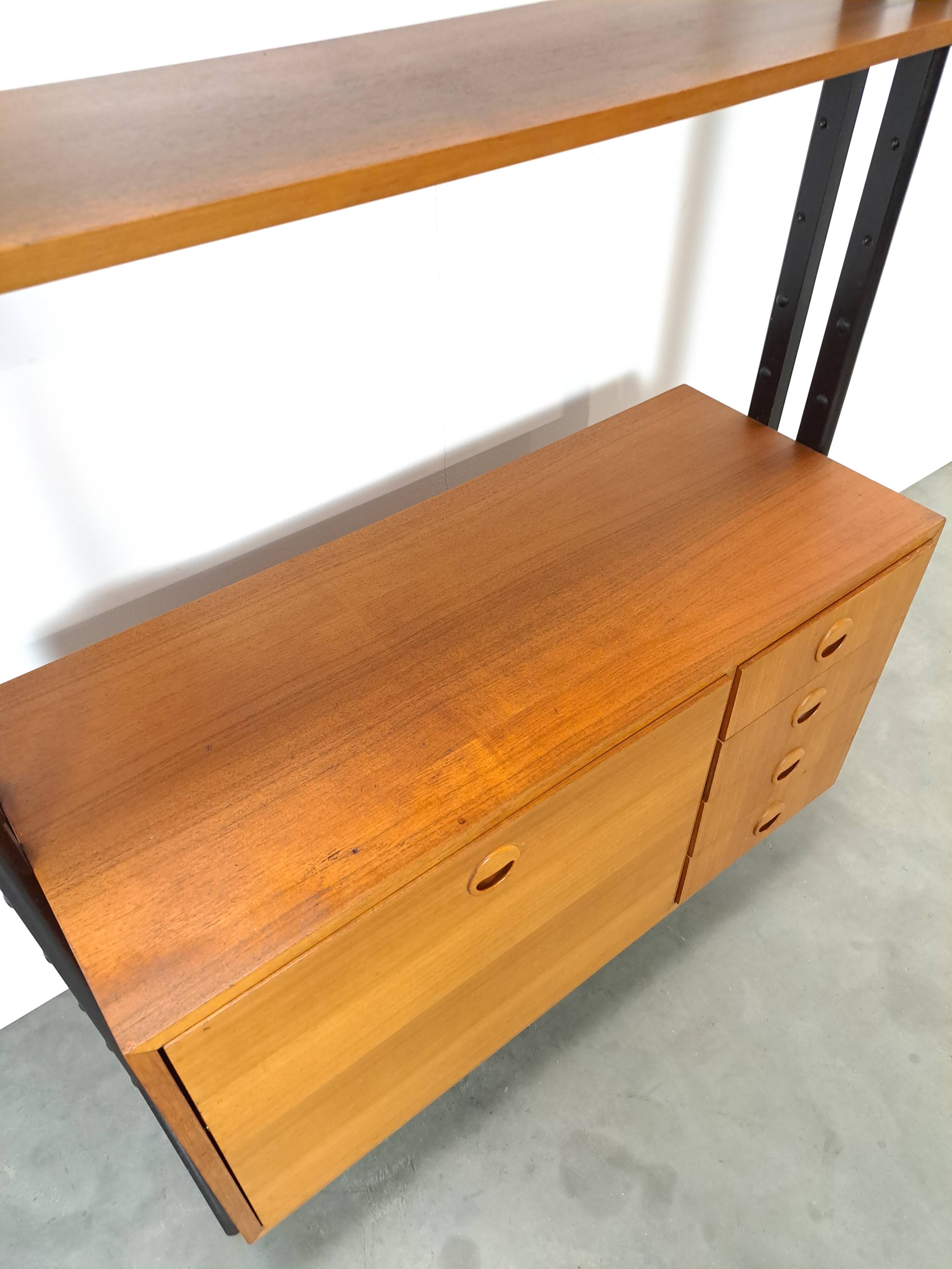 Armoire design en teck Musterring avec pieds noirs