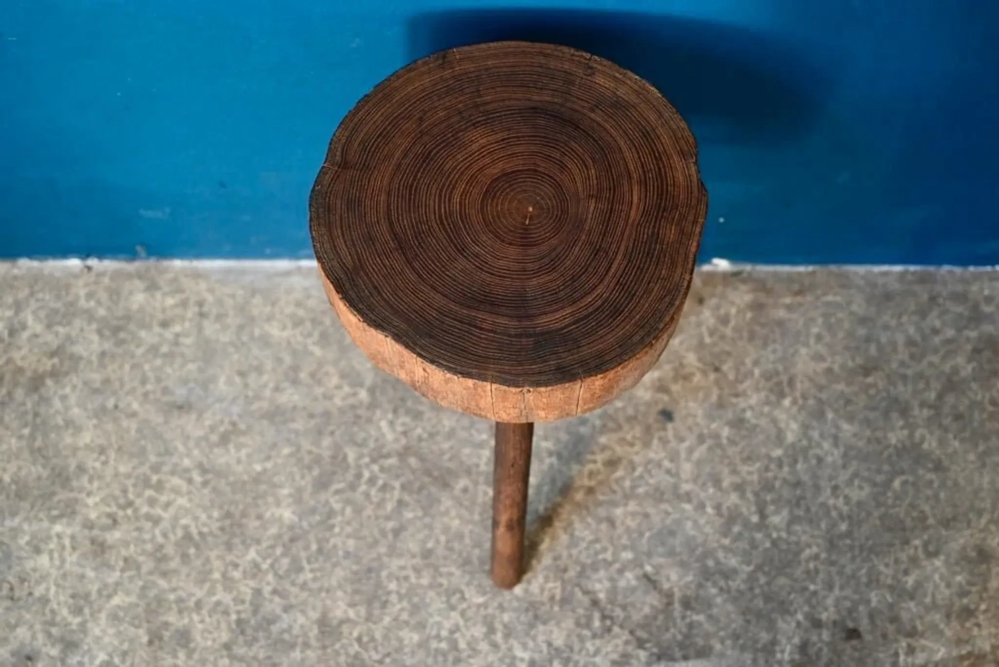 Rustic tripod stool in solid wood, 1950s brutalist style.