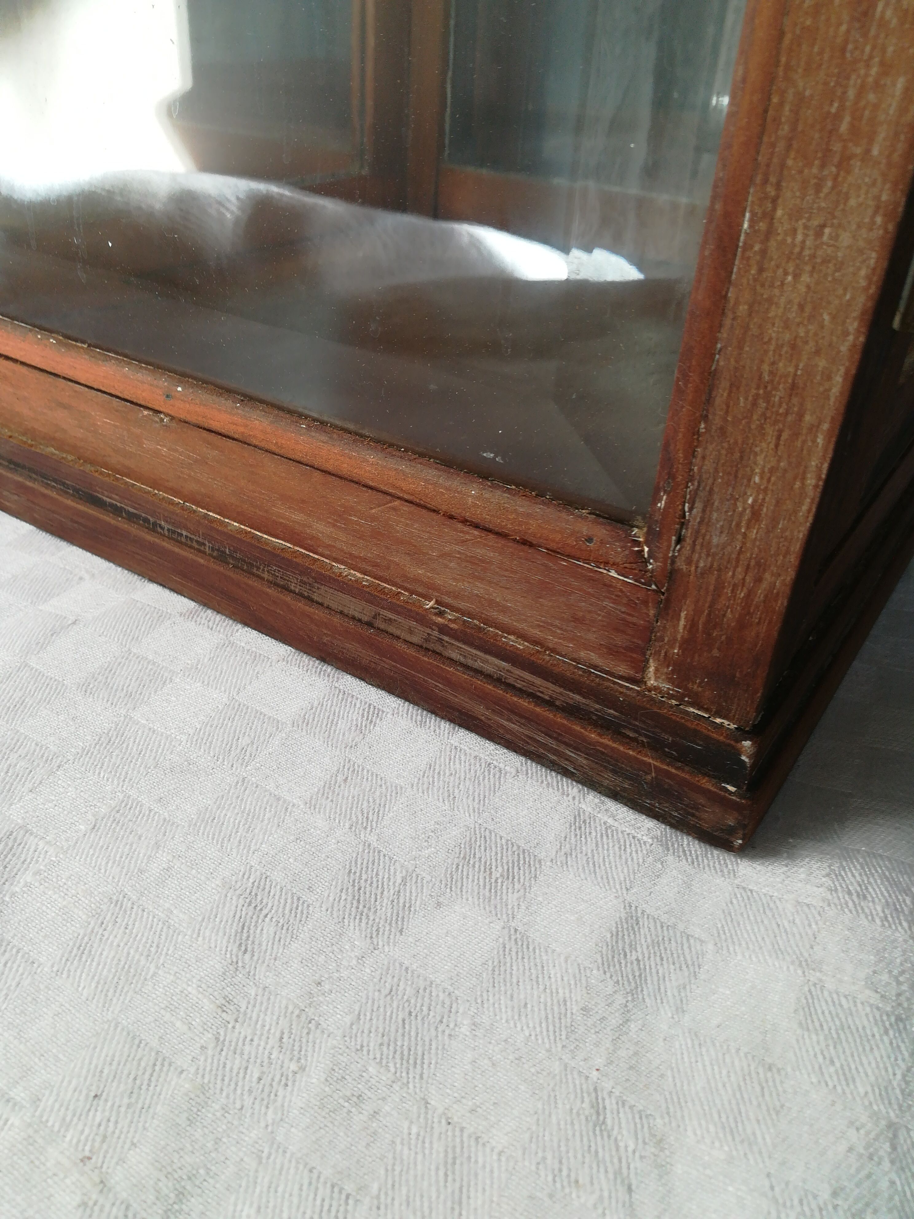 Paire de vitrines en noyer art deco