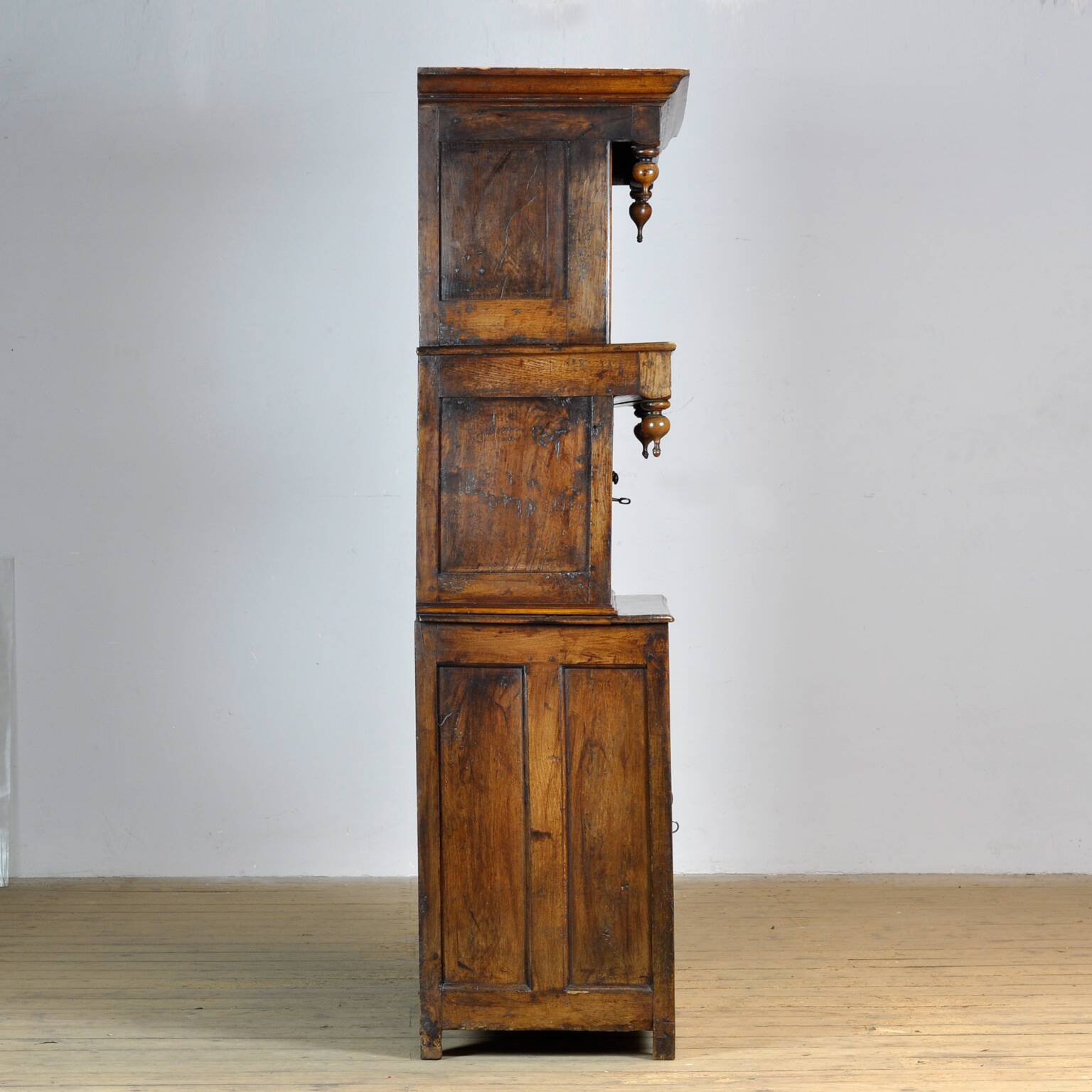 Oak tridarn cabinet, circa 1710