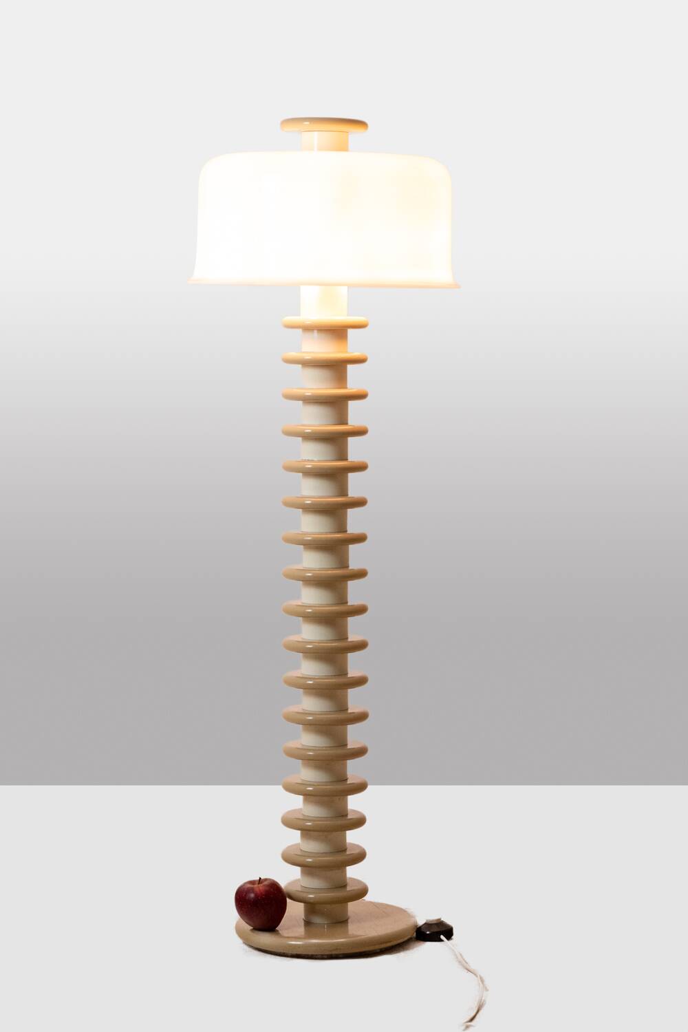 Lampadaire en bois laqué blanc et beige. Années 1980-90