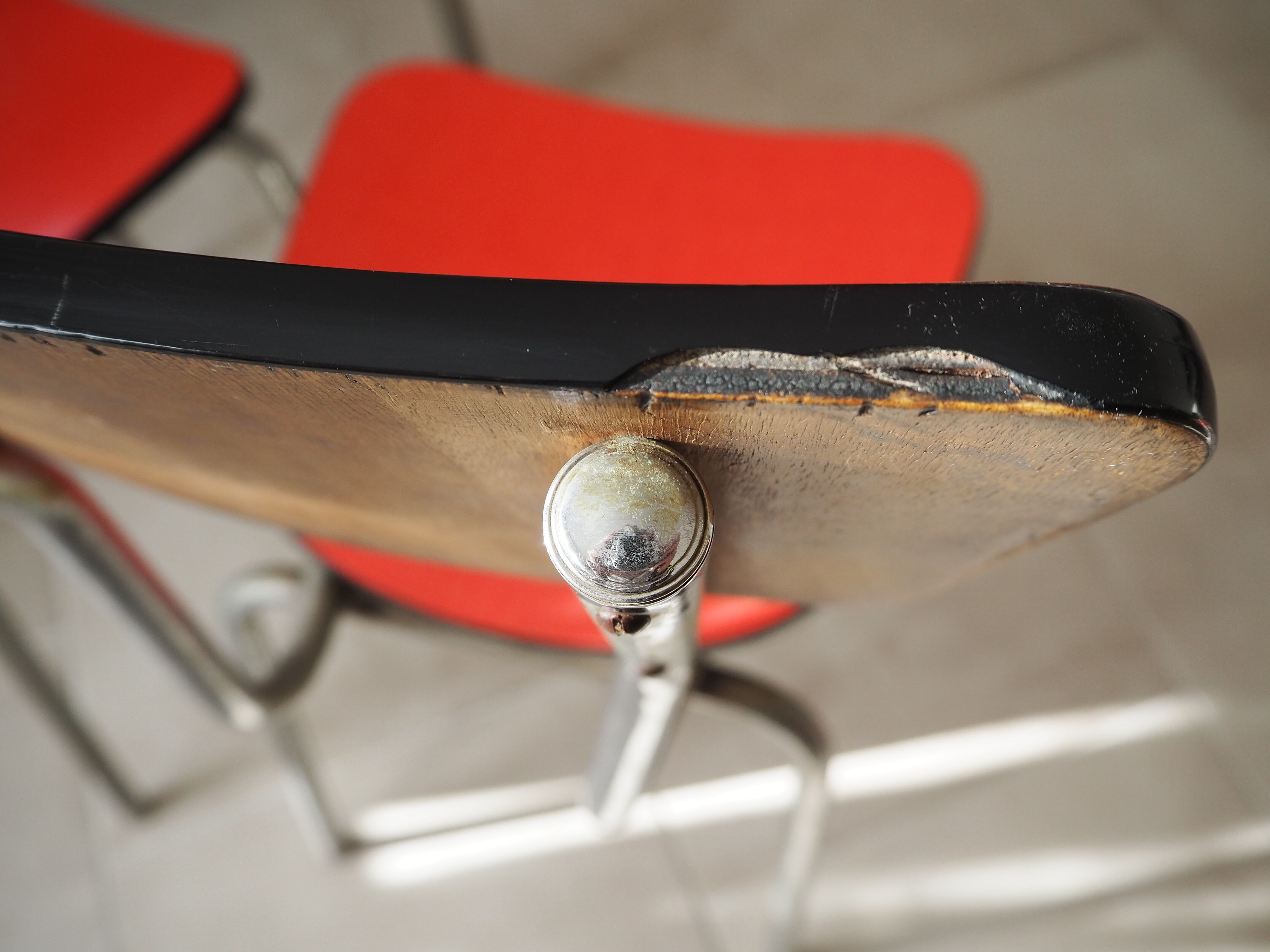 TABLE with two Italian EXTENSIONS and its 6 vintage CHAIRS of the 1970s in red color