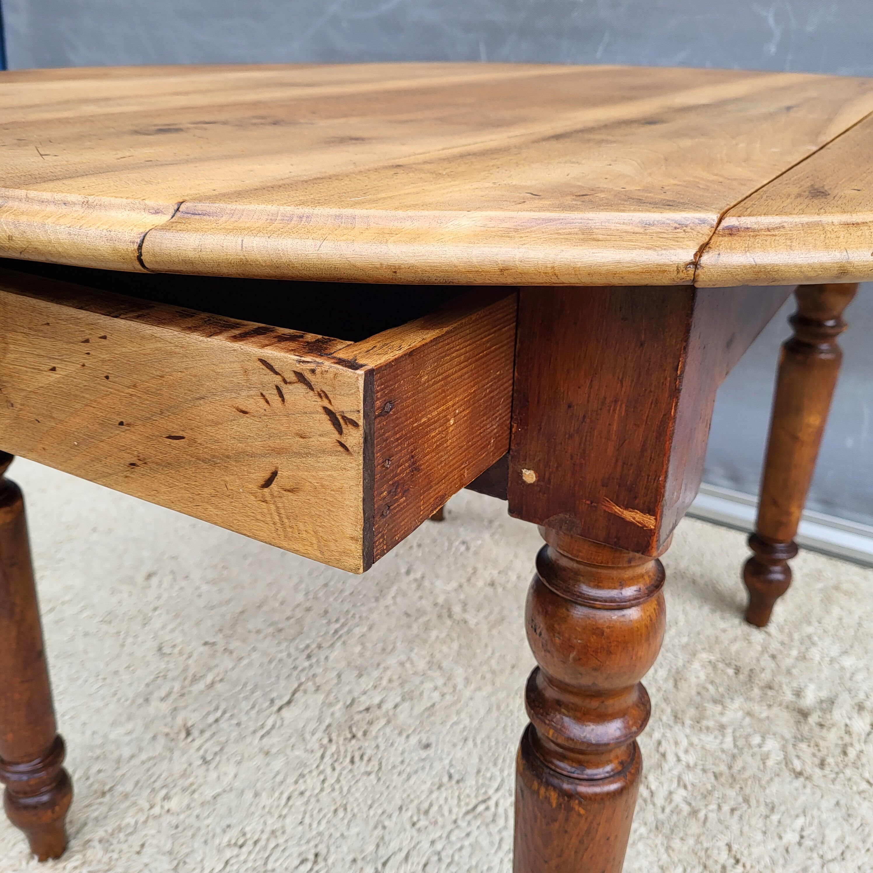 Table XIXth in Elm and Cherry: The Louis-Philippe Elegance