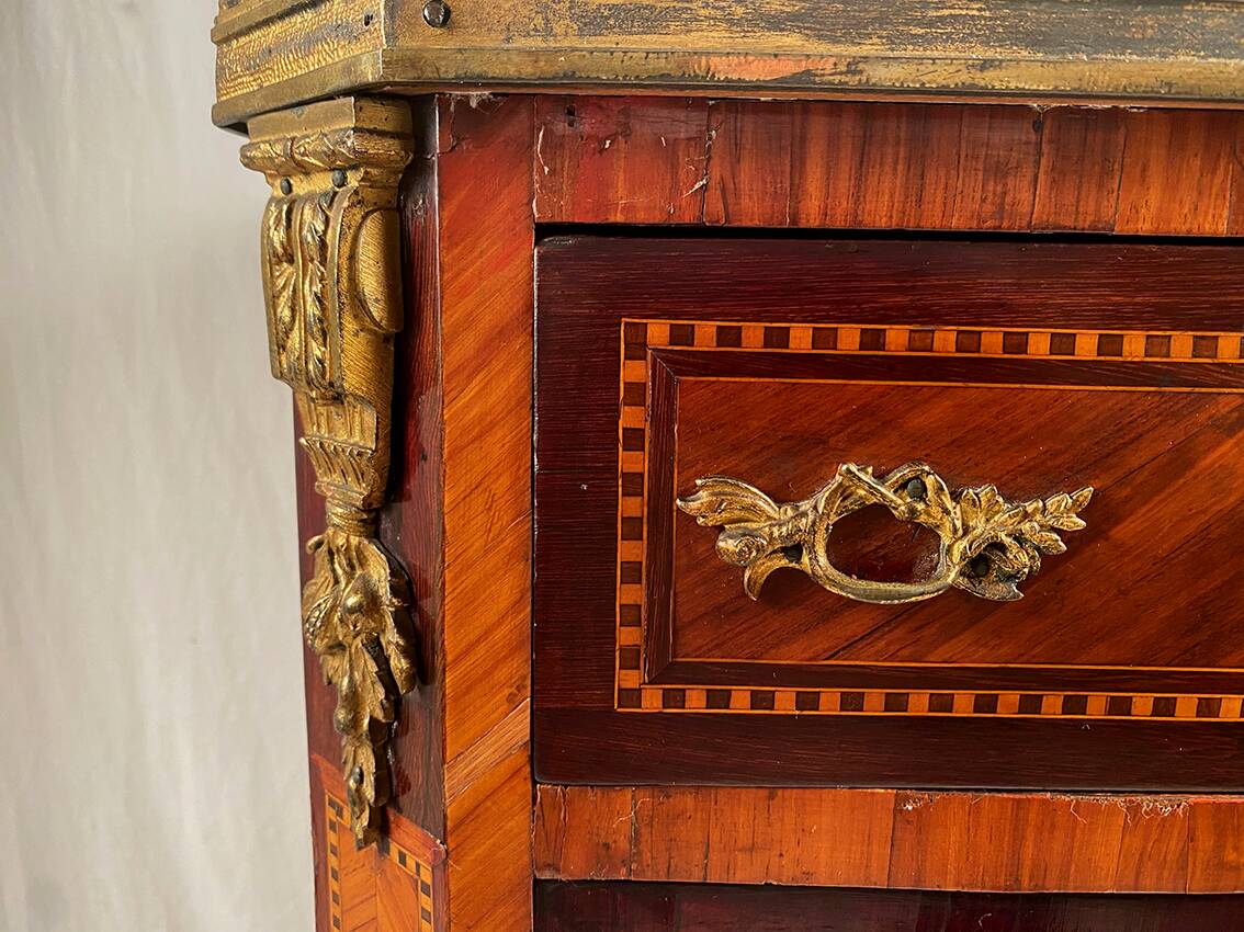 Elégant chiffonnier de style Louis XVI fin XIXe