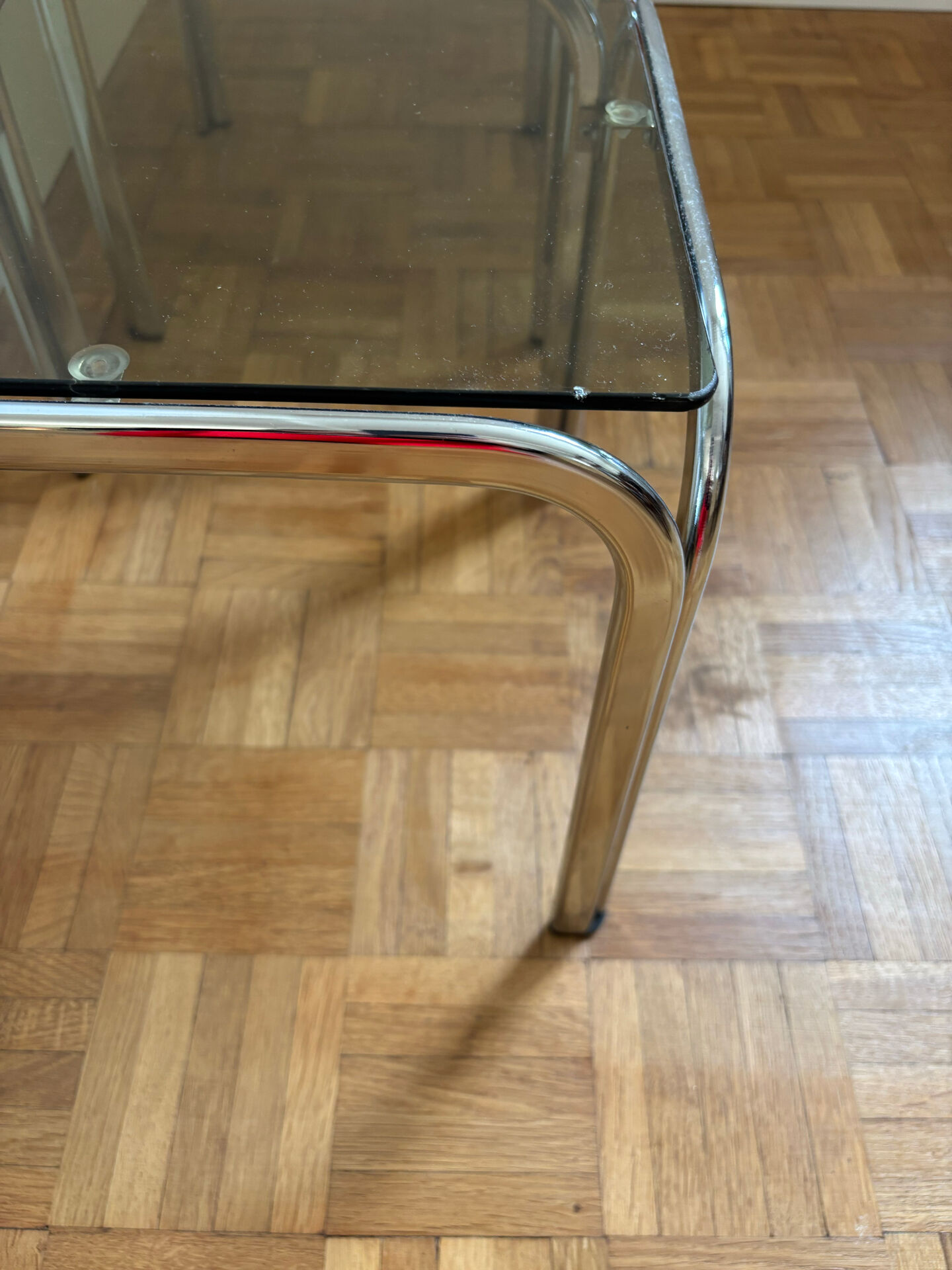 Duo de tables basses chrome et verre fumé