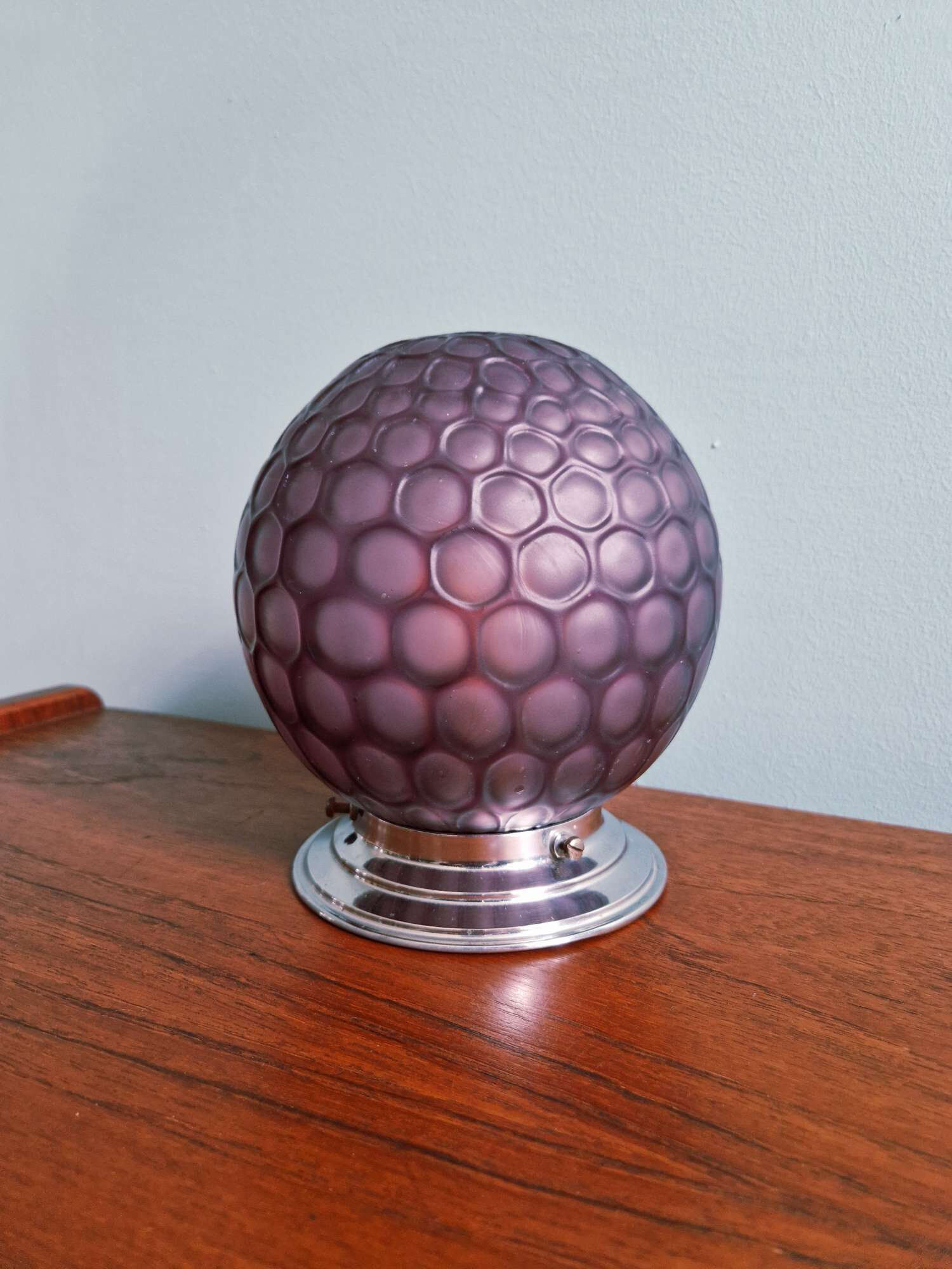 Plafonnier art déco en verre satiné alvéolé couleur aubergine, 1930