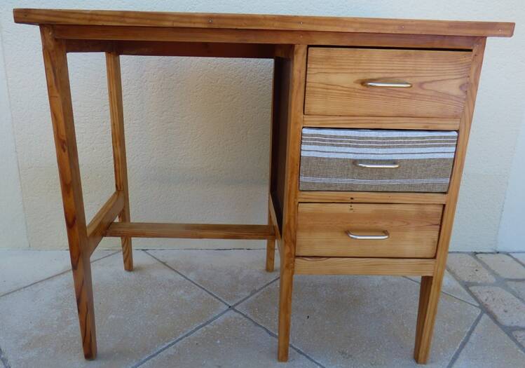 Bureau 3 tiroirs en bois et toile de lin –Totalement restauré