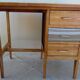 Bureau 3 tiroirs en bois et toile de lin –Totalement restauré