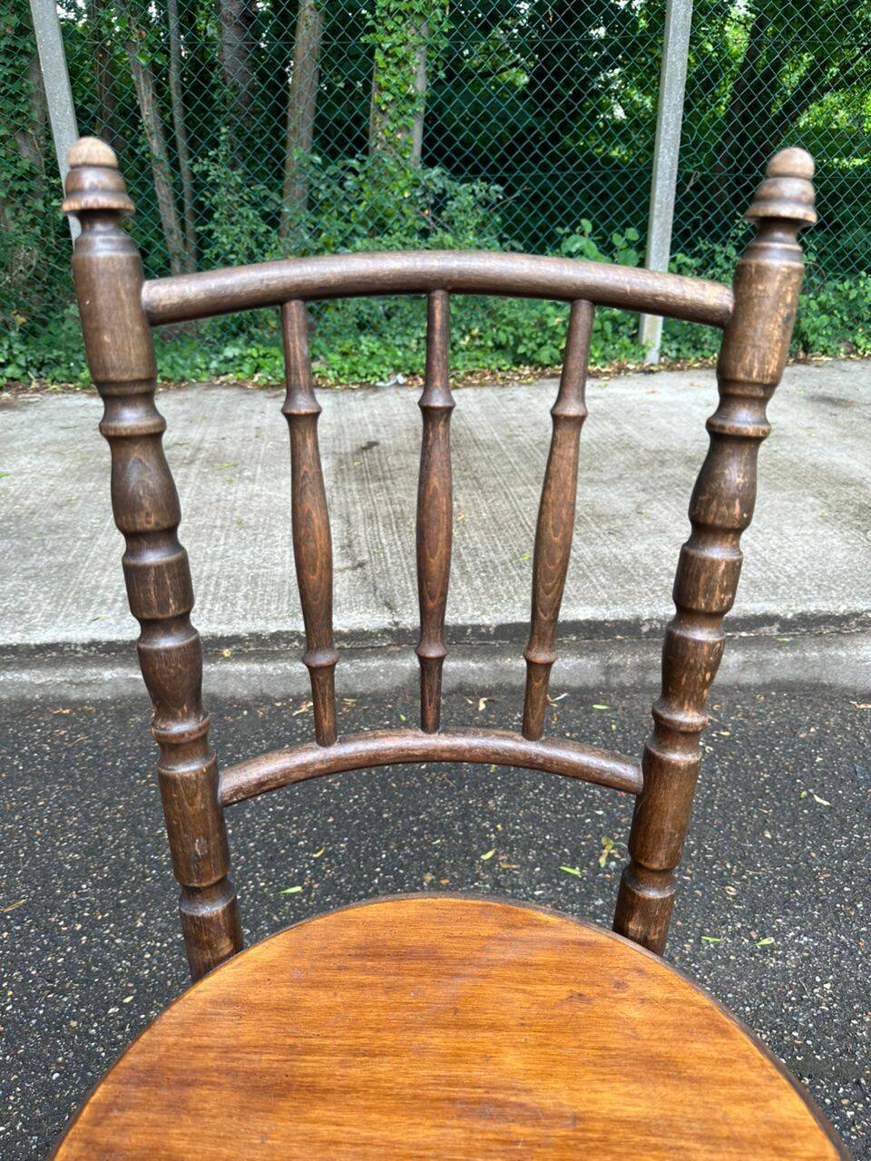 Vintage 19th-century bistro chair in curved solid wood, Thonet style.