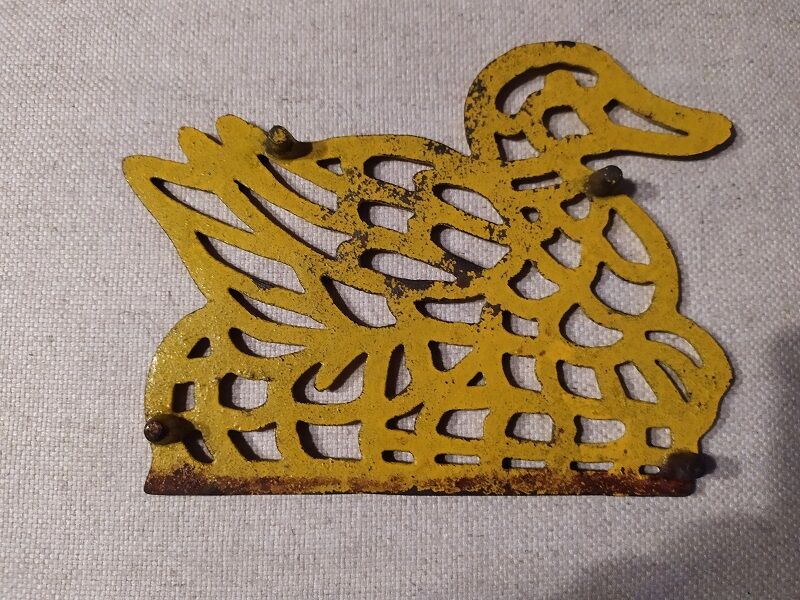 Yellow metal flat bottom patiné vintage old duck shape